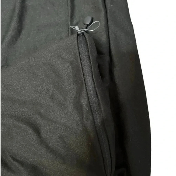 Beyond Yoga NWOT Pocket Infinity Scarf Black One Size Stretchy Comfort - Picture 2 of 4